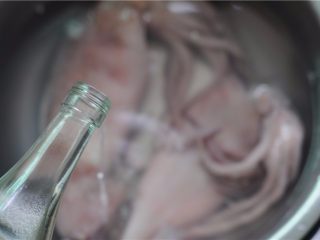 2、糯米控绝不能错过——香烤鱿鱼包饭,盆里放几滴白醋，将鱿鱼放进去浸泡十分钟左右