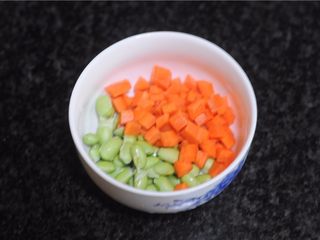 4、糯米控绝不能错过——香烤鱿鱼包饭,青豆和胡萝卜粒准备好