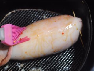 11、糯米控绝不能错过——香烤鱿鱼包饭,刷在鱿鱼上