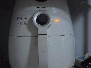 12、糯米控绝不能错过——香烤鱿鱼包饭,将处理好的鱿鱼放入空气炸锅，230度烤十分钟