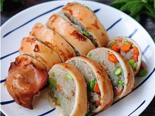 14、糯米控绝不能错过——香烤鱿鱼包饭,再烤三分钟，出锅，稍微冷却下，切成段即可