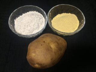 1、特色炒块垒,主料称好备齐：土豆、面粉，玉米面