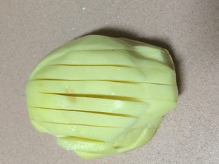 5、特色炒块垒,码齐后切成约1cm款的条