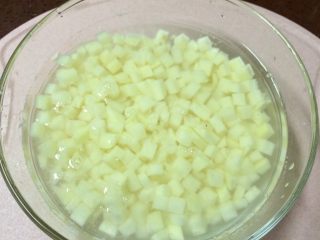 7、特色炒块垒,切好的土豆块放入清水中清洗两遍