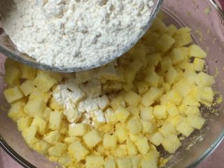 9、特色炒块垒,再放入小麦面粉，同样搅拌均匀，让土豆块均匀的再裹一层面粉