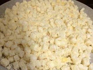 10、特色炒块垒,然后放入锅中大火隔水蒸8-10分钟，一定控制好时间，蒸到土豆刚刚熟就好