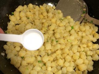 15、特色炒块垒,加入土豆块翻炒，加入适量盐继续翻炒均匀，大约翻炒到表面不再湿润就好了.