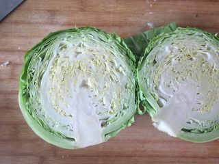 1、虾仁什蔬炒面,圆白菜切半