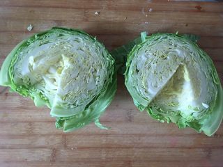 2、虾仁什蔬炒面,去根 泡水洗净备用