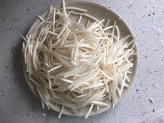 4、虾仁什蔬炒面,洗净备用