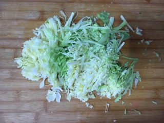 5、虾仁什蔬炒面,半个圆白菜切丝 备用