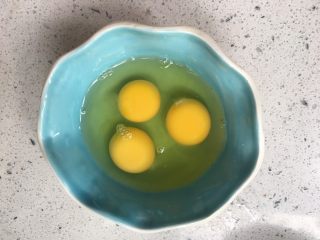 6、虾仁什蔬炒面,小鸡蛋打三个 大鸡蛋两个即可