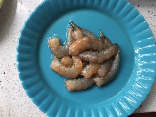 7、虾仁什蔬炒面,包好的虾仁备用