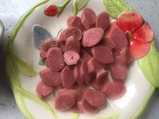 8、虾仁什蔬炒面,腊肠切片