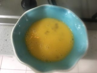 11、虾仁什蔬炒面,鸡蛋打均匀