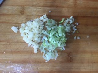 9、虾仁什蔬炒面,葱蒜切碎