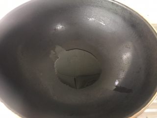 10、虾仁什蔬炒面,锅内倒油 