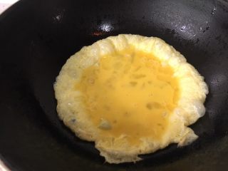 12、虾仁什蔬炒面,锅内油温升高后滑入鸡蛋 翻炒