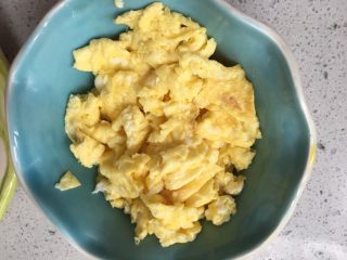 13、虾仁什蔬炒面,然后放入碗中备用