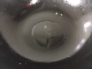 14、虾仁什蔬炒面,锅内添油