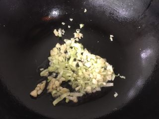 15、虾仁什蔬炒面,爆香葱蒜