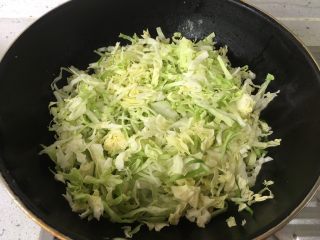 16、虾仁什蔬炒面,放入圆白菜翻炒