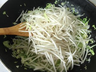 17、虾仁什蔬炒面,圆白菜半熟时候放入豆芽翻炒