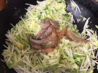 18、虾仁什蔬炒面,半熟状态时候 放入虾仁