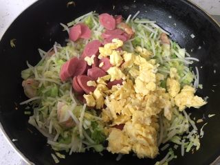 19、虾仁什蔬炒面,鸡蛋 腊肠 翻炒
