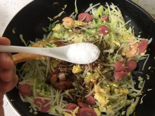 22、虾仁什蔬炒面,盐一勺