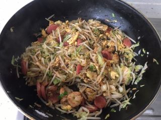23、虾仁什蔬炒面,翻炒均匀
