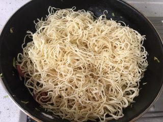 25、虾仁什蔬炒面,放入锅内