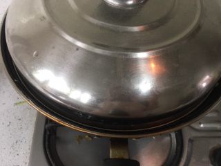 27、虾仁什蔬炒面,盖上锅盖 闷2-3分钟 即可 如果锅内还有汤汁可以略等一会儿 收汁关火