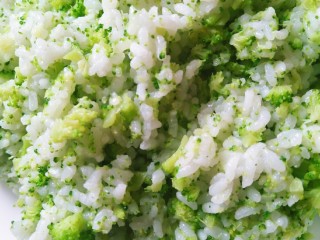 5、迷彩饭团,米饭一小碗拌入西蓝花碎，拌匀