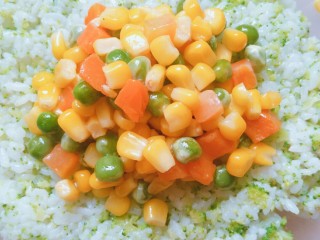 7、迷彩饭团,上边放炒好的三色玉米豌豆胡萝卜丁