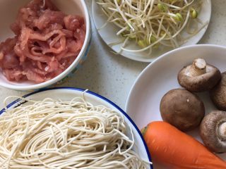 1、肉丝炒面,准备食材