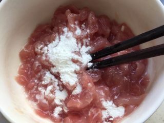 3、肉丝炒面,加三克淀粉和1克盐搅拌均匀腌十分钟
