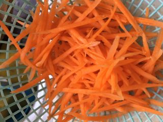 4、肉丝炒面,胡萝卜切丝