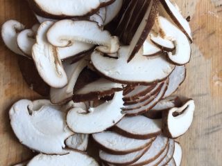 5、肉丝炒面,香菇切片