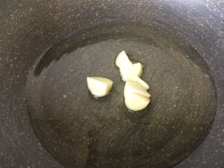 6、肉丝炒面,半个蒜头放油锅爆香