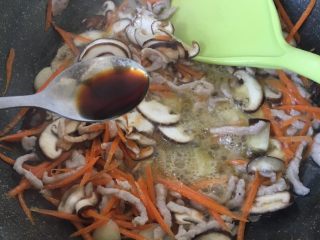 9、肉丝炒面,放入二汤匙生抽