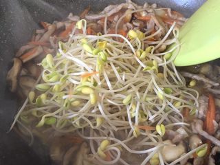 10、肉丝炒面,加入豆芽翻炒均匀