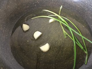 12、肉丝炒面,半个蒜头加葱放油锅爆香