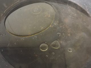 14、肉丝炒面,另一锅烧开水加一汤匙的食用油，这个跟炒配菜同时进行，菜炒好面也好了