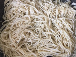 17、肉丝炒面,倒入油锅中