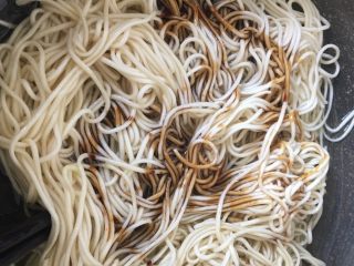 18、肉丝炒面,加入1.5汤匙老抽，用筷子搅拌均匀