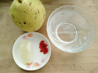 1、冰糖雪梨汤,准备材料