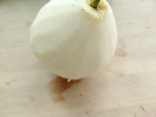 2、冰糖雪梨汤,雪梨去皮