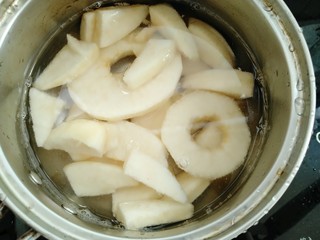 4、冰糖雪梨汤,小锅放入雪梨和纯净水