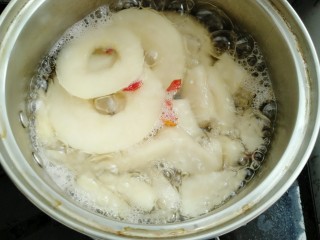 7、冰糖雪梨汤,放入枸杞煮一分钟即可